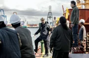 Kapitän Adrian (Michael Neuenschwander, 3.v.l.) und Matrose Tonio (Carlos Bardem, 2.v.r.) erzählen ihren Kameraden, dass sie nur einem anderen Schiff helfen wollen.