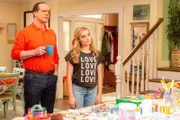 L-R: Greg Otto (Diedrich Bader), Taylor Otto (Meg Donnelly)