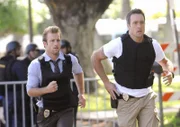 Es weihnachtet sehr - sogar auf Hawaii. Doch dem Team von Five-0 ist nicht nach Feiern zumute, denn Chin Ho ist entführt worden. Danny (Scott Caan, l.) und Steve (Alex O'Loughlin, r.) versuchen alles um ihn zu retten ...