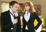 Lisas (Alexandra Neldel, r.) Herz bricht, als sie David vor dem nichts ahnenden Max (Alexander Sternberg, l.) nicht in Schutz nehmen kann. Der ist zutiefst enttäuscht, dass sein angeblich bester Freund ihn am Tag der Hochzeit im Stich lässt ... (Dieses Foto von Alexandra Neldel darf nur in Zusammenhang mit der Berichterstattung über die Serie "Verliebt in Berlin" veröffentlicht und verbreitet werden.)