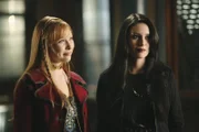 Eine alte Jugendfreundin von Alexis (Molly C. Quinn, l.) taucht auf. Gracie (Jillian Clare, r.) hat sich in Richards Augen äußerlich nicht gerade zu ihrem Vorteil verändert.