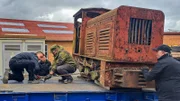 Baumaschinenspezialist Marcus Thiel und sein Kollege „Blitzi“ helfen einer Straßenwalze aus den 1950er Jahren wieder auf die Beine.