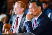(v.li.): Scott Shepherd (George Bell), Jimmy Smits (Elijah Strait).