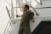 Obwohl er Angst vor dem Wasser hat und nicht besonders gut schwimmen kann, führen seine Ermittlungen Monk (Tony Shalhoub) an Bord eines Bootes. Doch damit nicht genug: Der Mörder ist ebenfalls an Bord und trachtet ihm nach dem Leben.