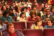 (Mitte v.l.n.r.) Axl (Charlie McDermott); Sue (Eden Sher); Frankie (Patricia Heaton); Mike (Neil Flynn)