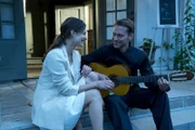 Elisa (Suzan Anbeh) plaudert mit Koch Noel (Julian Schmieder) über die Zukunft des Restaurants.