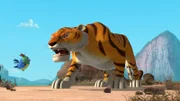 Shir Khan bringt seinem Junior das Brüllen und Jagen bei. Der große Tiger ist gerührt von dem kleinen Vogelbaby, das ihn für seinen Vater hält.