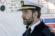 Kapitän Adrian (Michael Neuenschwander) steht im Kontakt mit der Chefin der Handelsfirma „C&M Marine Careers“. Als sie ihm von einer illegalen Kiste an Bord erzählt, wird Adrian nervös.