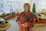 Gitta (Dagmar Biener) kann nicht glauben, dass ausgerechnet auf einer ihrer Kuschelpartys eine junge Frau ermordet wurde ...
