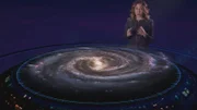 Die Astrophysikern Janna Levin nimmt die Zuschauer mit auf eine Reise zu aktuellen Forschungsfragen.