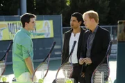 Horatio (David Caruso, r.) und Delko (Adam Rodriguez, M.) müssen einen Mord an der angesehenen Tennis Academy aufklären und befragen den Academy-Angestellten Andrew Kingman (Travis Caldwell) zu seinen Beobachtungen.