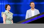 Moderator Alexander Bommes (r.) mit der Kandidatin Kassandra Tiebe (l.).