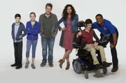 (1. Staffel) - Eine Familie, die allen Herausforderungen trotzt, die das Leben vor sie wirft: Maya (Minnie Driver, 3.v.r.), Jimmy (John Ross Bowie, 3.v.l.) und ihre drei Kinder Ray (Mason Cook, l.), JJ (Micah Fowler, 2.v.r.) und Dylan (Kyla Kenedy, 2.v.l.) mit Kenneth (Cedric Yarbrough, r.) ...