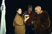 Die Biologin (Maria Fitzi, l.) erklärt Peter (Peter Lustig, r.) und Herrn Paschulke (Helmut Krauss, M.), dass sie in ihren weißen Tüchern braune Bären gefangen hat.