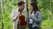 Henry (Elias Reichert, l.) kommt eine Idee, als Maxi (Katharina Scheuba, r.) bedauert, kein Instrument spielen zu können.