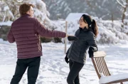 Lale (Yeliz Simsek, r. mit Lukas Leibe, l.) erkennt schmunzelnd, dass Stella zwar nett und engagiert, aber keine gute Fitnessvideo-Partnerin ist.