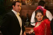Drake (Billy Zane, l.) und Phoebe (Alyssa Milano, r.) reisen in die Vergangenheit, um einen Dämon im Jahr 1890 zu vernichten ...
