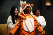 So ganz geht es in Pierces Villa nicht mit rechten Dingen zu. Das müssen Troy (Donald Glover, M.), Shirley (Yvette Nicole Brown, r.) und Annie (Alison Brie, l.) ausgerechnet an Halloween am eigenen Leib erfahren ...
