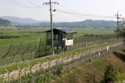 Seit 1953 werden Nord- und Südkorea durch eine demilitarisierte Zone mit Stacheldraht und Wachtürmen getrennt.