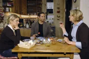 Anna (Jeanette Biedermann, l.) ist es unangenehm, dass Susanne (Heike Jonca, r.) Jannick (Mike Adler, M.) mit Fragen bombardiert.