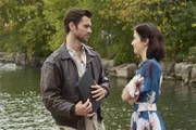 Owen Quest (Kevin McGarry, l.); Lucy (Katie Findlay, r.)
