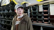 Kevin (Willi Gerk) läuft weg, als er die Polizei sieht. Der normale Reflex eines Jungen, der schon öfter auffällig wurde, oder ein Schuldeingeständnis?