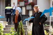 Ermittlungen im Haus von Nina Pesch (Mira Bartuschek, im HG): Hannah (Swetlana Schönfeld, l.) wundert sich über das seltsame Verhalten von Edwin Bremer (Tilo Prückner, r.).