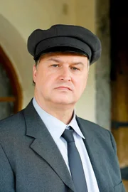 Christoph Zrenner als Alois Knoll.