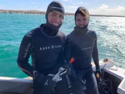 Puerto Madryn in Argentinien. Sänger Pablo Grande und sein musikalischer Leiter Arno Koch machen einen Schnorchel-Ausflug mit Seelöwen. Am Spot wird geankert und sie springen ins kalte Wasser.