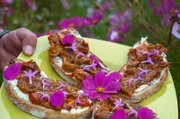 Saftige Kirschtomaten, vielfältige Gewürze, frisches Brot und cremiger Kuhmilchkäse schon ist Frans Bruschetta mit Kirschtomatenkonfitüre fertig.