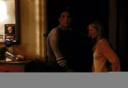 Buffy (Sarah Michelle Gellar, r.) und Riley (Marc Blucas, l.) werden von einem Erdbeben überrascht.