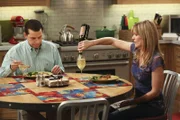 Alan (Jon Cryer, l.) kann nicht damit umgehen, dass Lyndsey (Courtney Thorne-Smith, r.) ihn verlässt. Deshalb muss Walden einen Weg finden, um seinem Freund wieder auf die Beine zu helfen ...