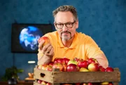 Der Apfel ist unsere Nummer eins unter den Obstsorten und gilt als gesund und kalorienarm. Doch Achtung: Die Klimakrise führt zu Ernteausfällen! Die Blüten sprießen immer früher und können durch Frost geschädigt werden, während trockene Sommer, Schädlinge sowie extreme Wetterereignisse wie Starkregen, Stürme und Hagel unser beliebtes Obst gefährden.