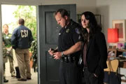 Auf Spurensuche am Tatort: Teresa (Robin Tunney, r.) und Tom Yannick (Jon Curry, 2.v.r.) ...