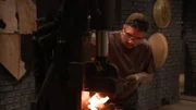 Ein Wettbewerber arbeitet mit einem glühenden Eisen.