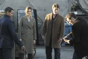 Bringen einen Verdächtigen zur Strecke: Javier Esposito (Jon Huertas, l.), Kate Beckett (Stana Katic, 2.v.l.), Castle (Nathan Fillion, 2.v.r.) und Kevin Ryan (Seamus Dever, r.)