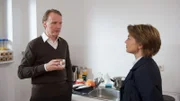 Dieter Fesser (Holger Handtke, l.) gibt unumwunden zu, dass er nicht gut auf seine Exfrau zu sprechen war. Kommissarin Katrin Börensen (Claudia Schmutzler, r.) ist überrascht.