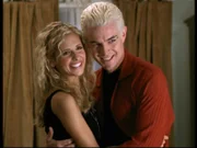 Buffy (Sarah Michelle Gellar, l.) und Spike (James Marsters) sind frisch verliebt ...