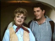 Auf dem Weingut der Gambinis lernt Jessica (Angela Lansbury) den Enkel des Gastgebers, den jungen Paul (Tom Byrd), kennen.
