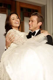 Nach der Trauung trägt Dex (Jason Lewis, r.) seine Phoebe (Alyssa Milano, l.) über die Schwelle ...