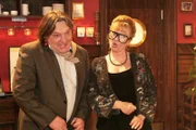 Bernd (Volker Herold, l.) und Helga (Ulrike Mai, r.) geben auf der Hochzeit einen Sketch zum Besten.