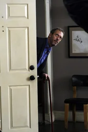 Wilson will unbedingt erfahren, was House (Hugh Laurie) in seiner Wohnung versteckt hält ...