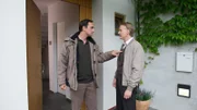Weder der Exmann Markus Daud (Harry Blank, r.) noch der Verlobte Dieter Fesser (Holger Handtke, l.) sind noch aus dem Kreis der Verdächtigen zu streichen. Die beiden beschuldigen sich gegenseitig. Jeder will einen Streit des jeweils anderen mit Beatrice am Vortag mitbekommen haben. Ist einer von ihnen der Täter?
