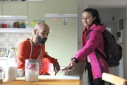 Emily (Celina Stautner) zeigt Naveen (Markus Subramaniam) ihre vermeintlich ertauschten Tafeln Schokolade.
