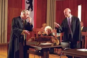 Eine haarige Angelegenheit: Felix (Christoph M. Ohrt, l.) vertritt Hildegard Müh (Ilse Zielstorff, M.), die sich ihren verstorbenen Dackel Jockel präparieren ließ und nun vor Gericht das Ergebnis anfechtet. Zu allem Elend reagiert Felix gegenüber Jockel höchst allergisch ...was Rechtsanwalt Bogner (Klaus Schindler, r.) nur Recht ist.