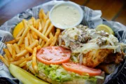 Das „Killer Hogfish Sandwich“ von „Hogfish Bar and Grill“ wird täglich frisch filetiert und gebraten, dann mit Schweizer Käse, Pilzen und Zwiebeln belegt und auf kubanischem Brot serviert.