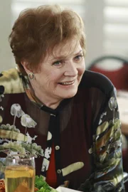 Während Keiths Ex-Freundin Amber auf der Bildfläche erscheint und eine große Überraschung bereithält, erfährt Lynette, dass ihre Mutter Stella (Polly Bergen) wieder heiraten möchte ...