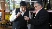 Deputy D. A. Ricardo Morales (Alfred Molina, l.) lässt sich von dem Pfandleiher Manny (Joel Brooks) das Geschäft erklären.
