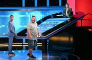 ARD GEFRAGT - GEJAGT FOLGE 816, Moderator Alexander Bommes (l.) mit dem Kandidaten Sascha Michels (2.v.l.) und dem Jäger Sebastian Jacoby (r.).