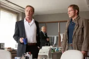 Sonderermittler Greinert (Wilfried Hochholdinger, li.) hält nicht viel von Overbecks (Roland Jankowsky, re.) Alleingängen. Wilsberg (Leonard Lansink) entwendet derweil den beschlagnahmten Laptop.